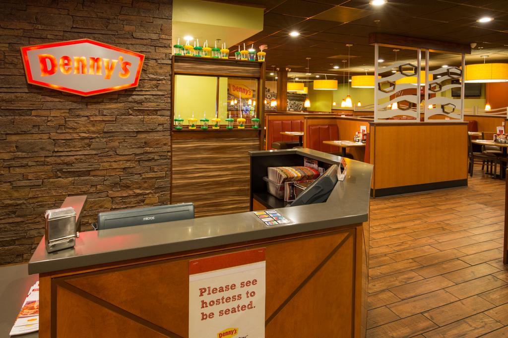 Ramada By Wyndham Medford Hotel & Conference Center 외부 사진