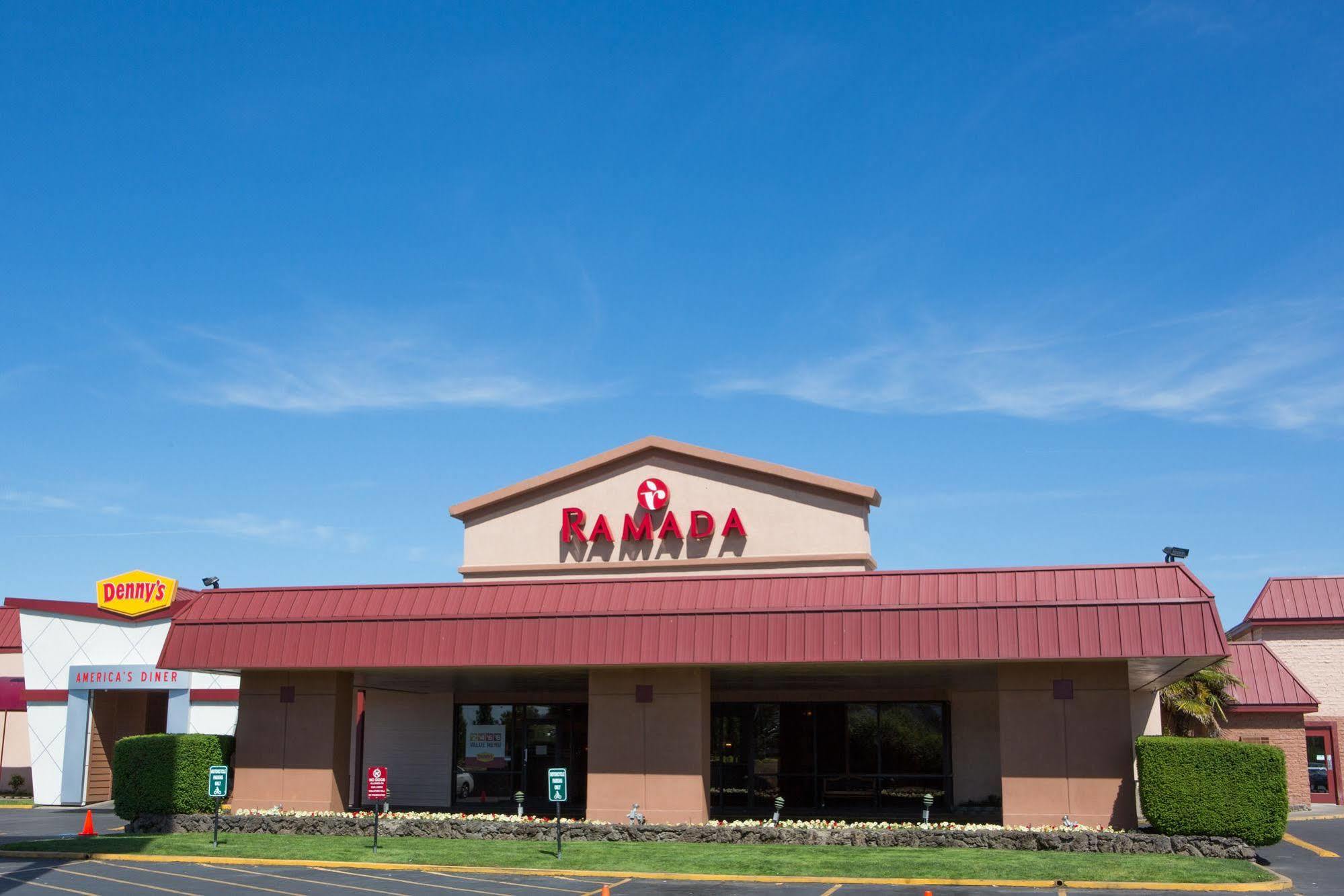 Ramada By Wyndham Medford Hotel & Conference Center 외부 사진