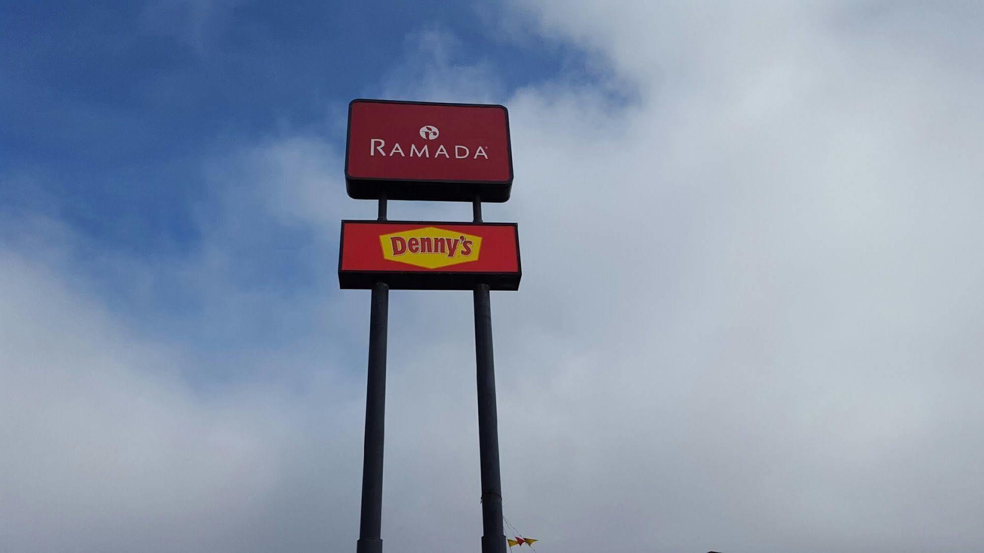 Ramada By Wyndham Medford Hotel & Conference Center 외부 사진