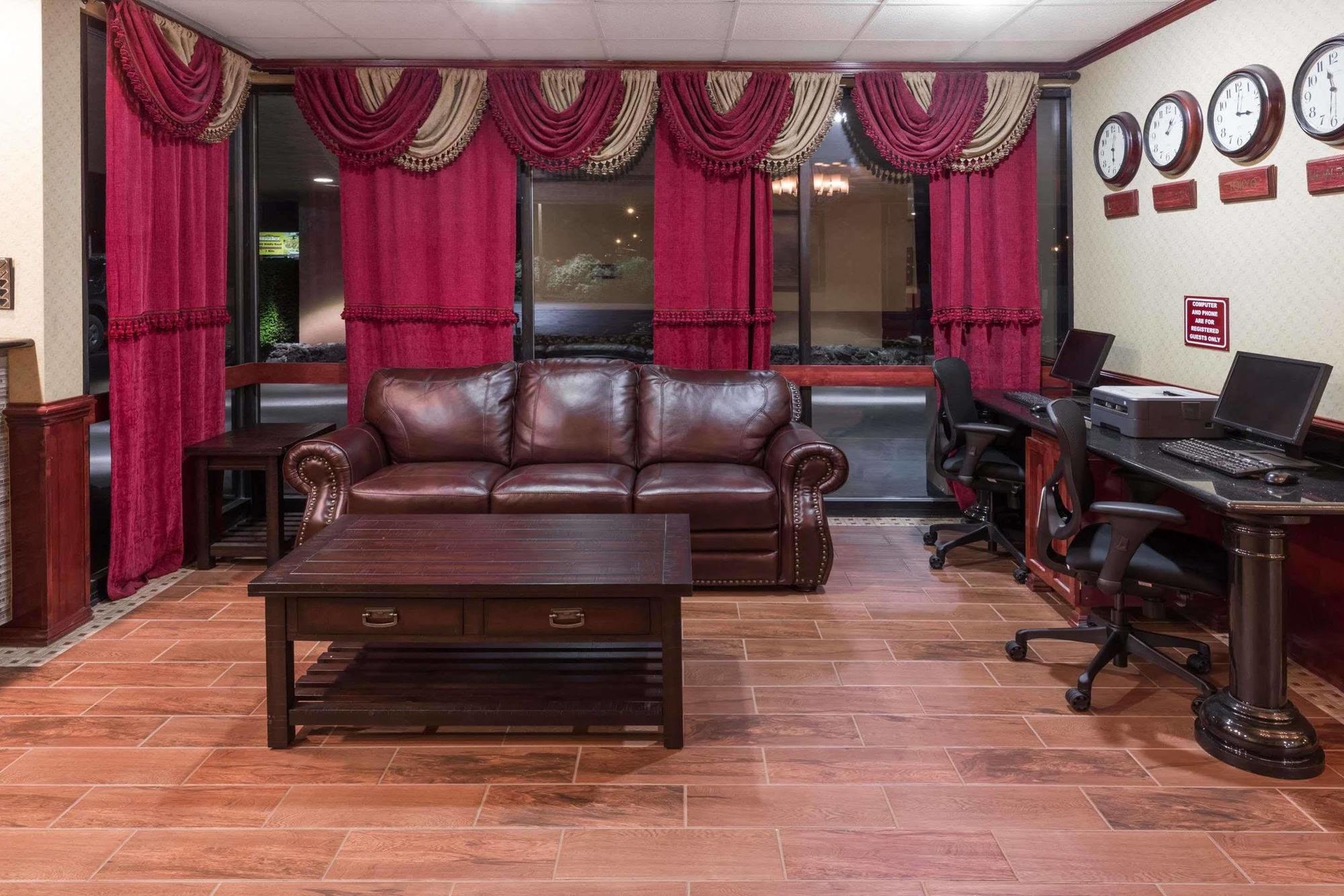 Ramada By Wyndham Medford Hotel & Conference Center 외부 사진