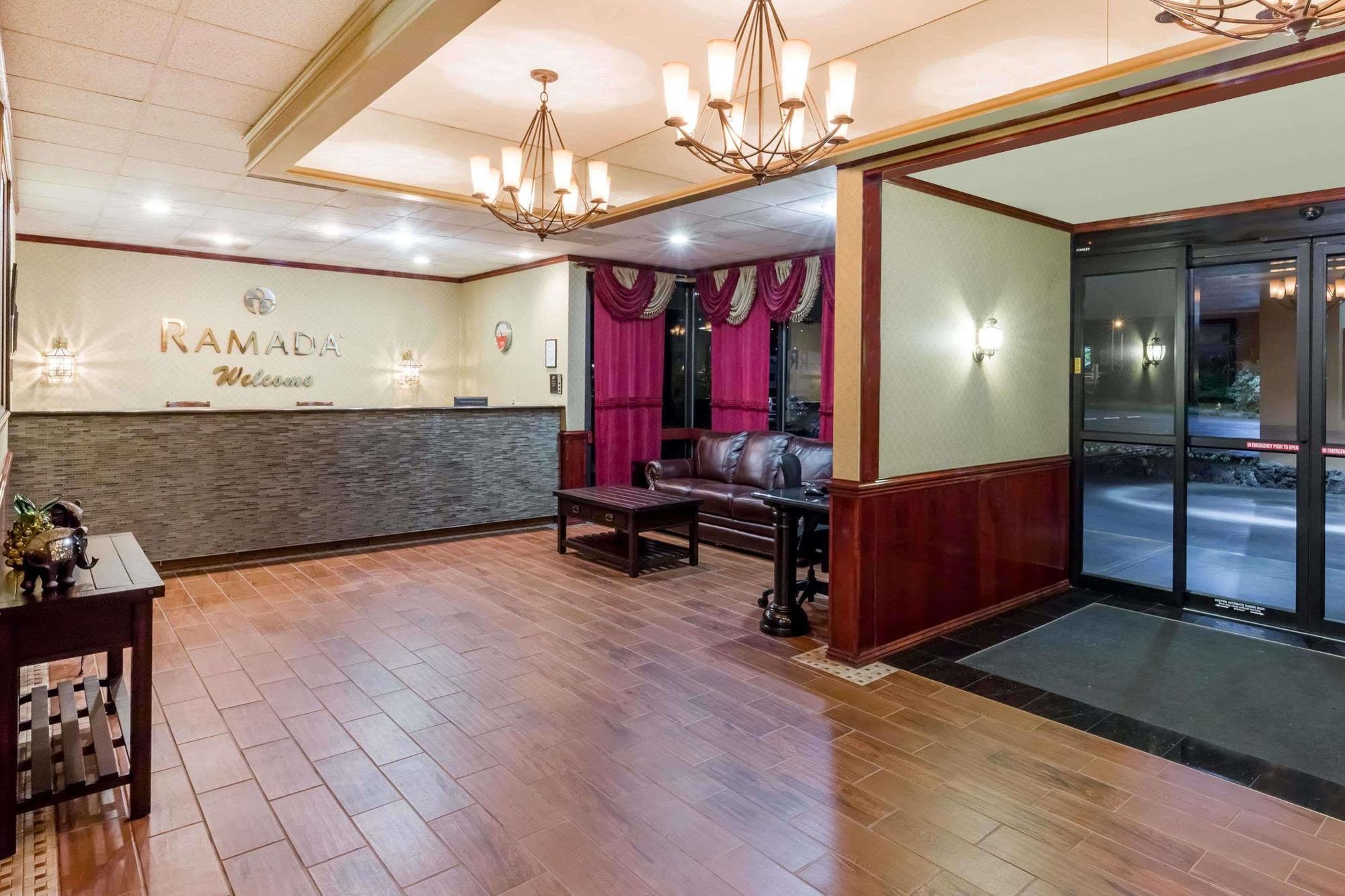 Ramada By Wyndham Medford Hotel & Conference Center 외부 사진