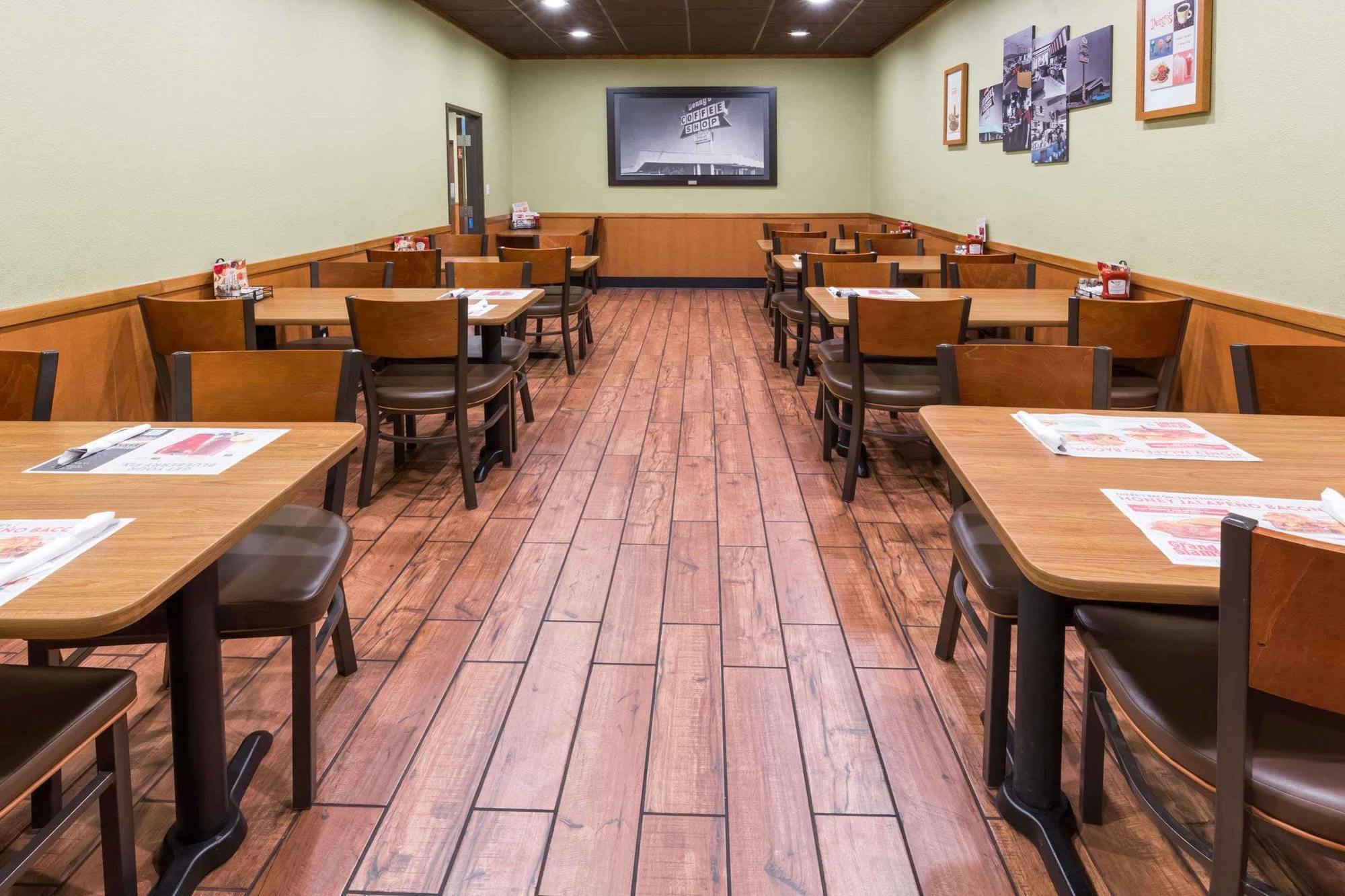 Ramada By Wyndham Medford Hotel & Conference Center 외부 사진