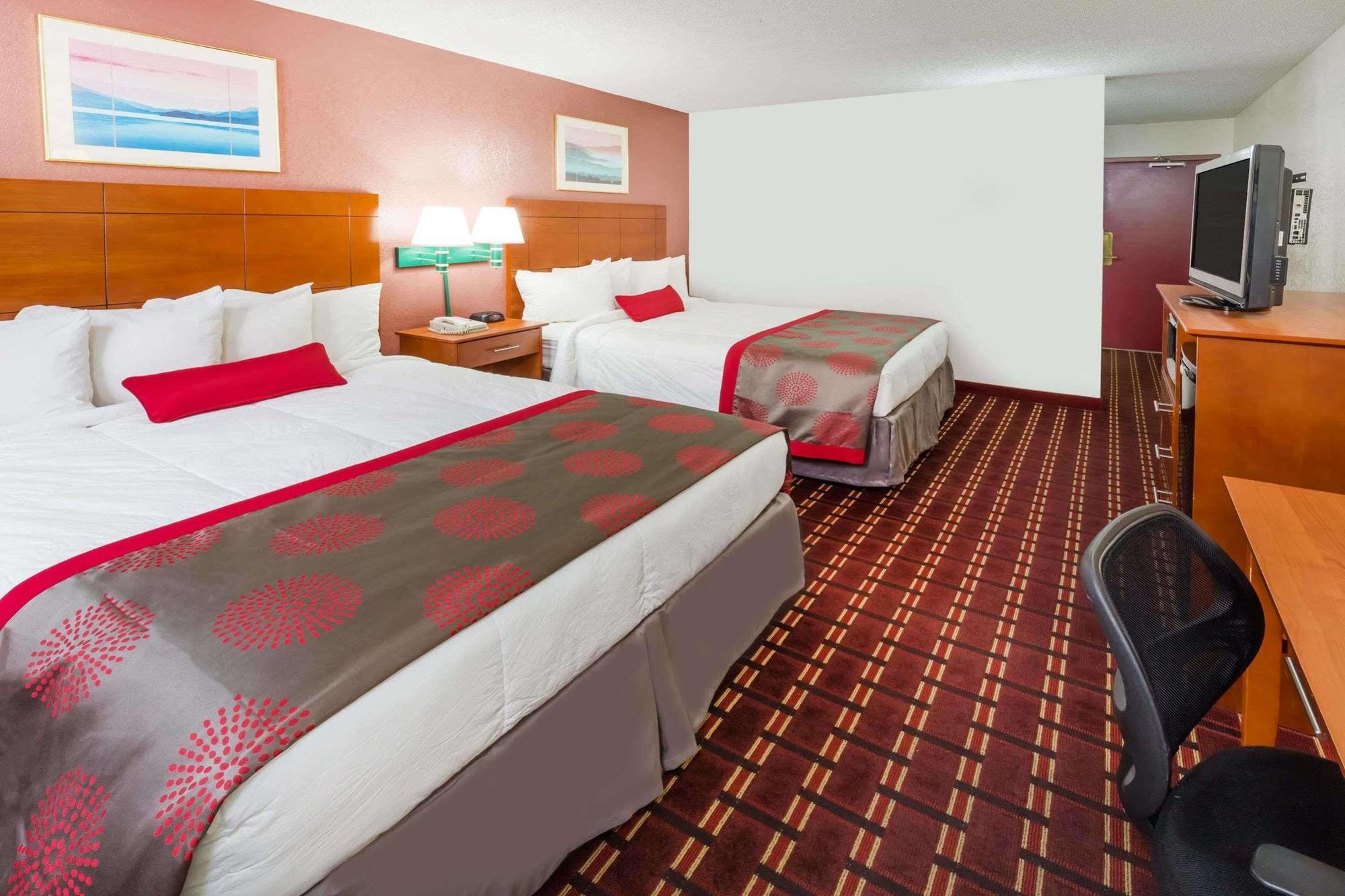 Ramada By Wyndham Medford Hotel & Conference Center 외부 사진