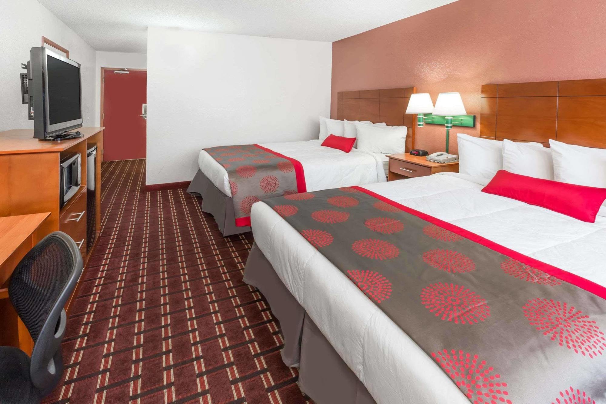 Ramada By Wyndham Medford Hotel & Conference Center 외부 사진
