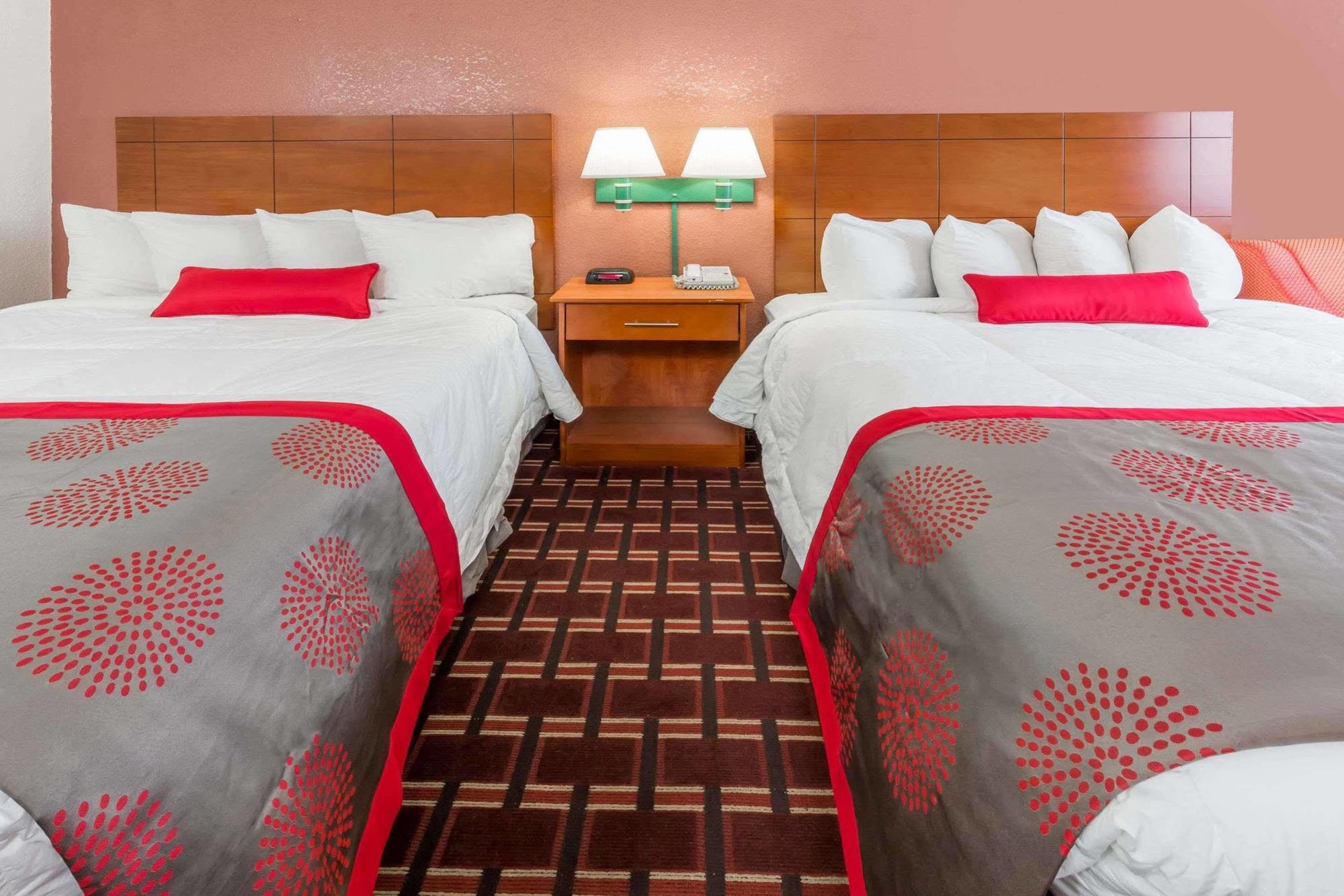 Ramada By Wyndham Medford Hotel & Conference Center 외부 사진