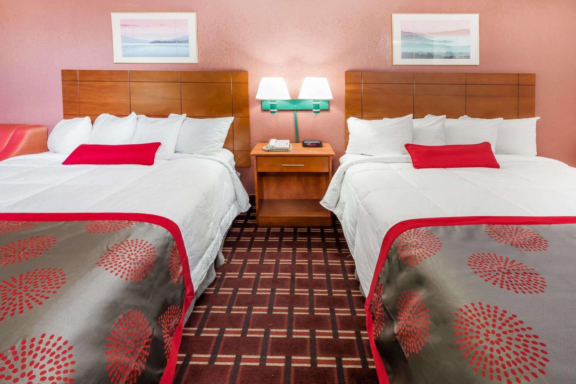 Ramada By Wyndham Medford Hotel & Conference Center 외부 사진