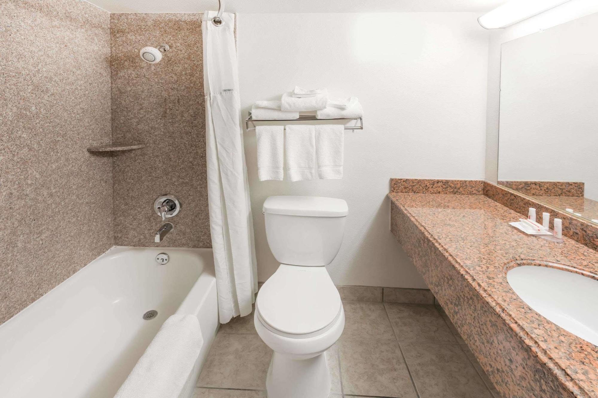 Ramada By Wyndham Medford Hotel & Conference Center 외부 사진