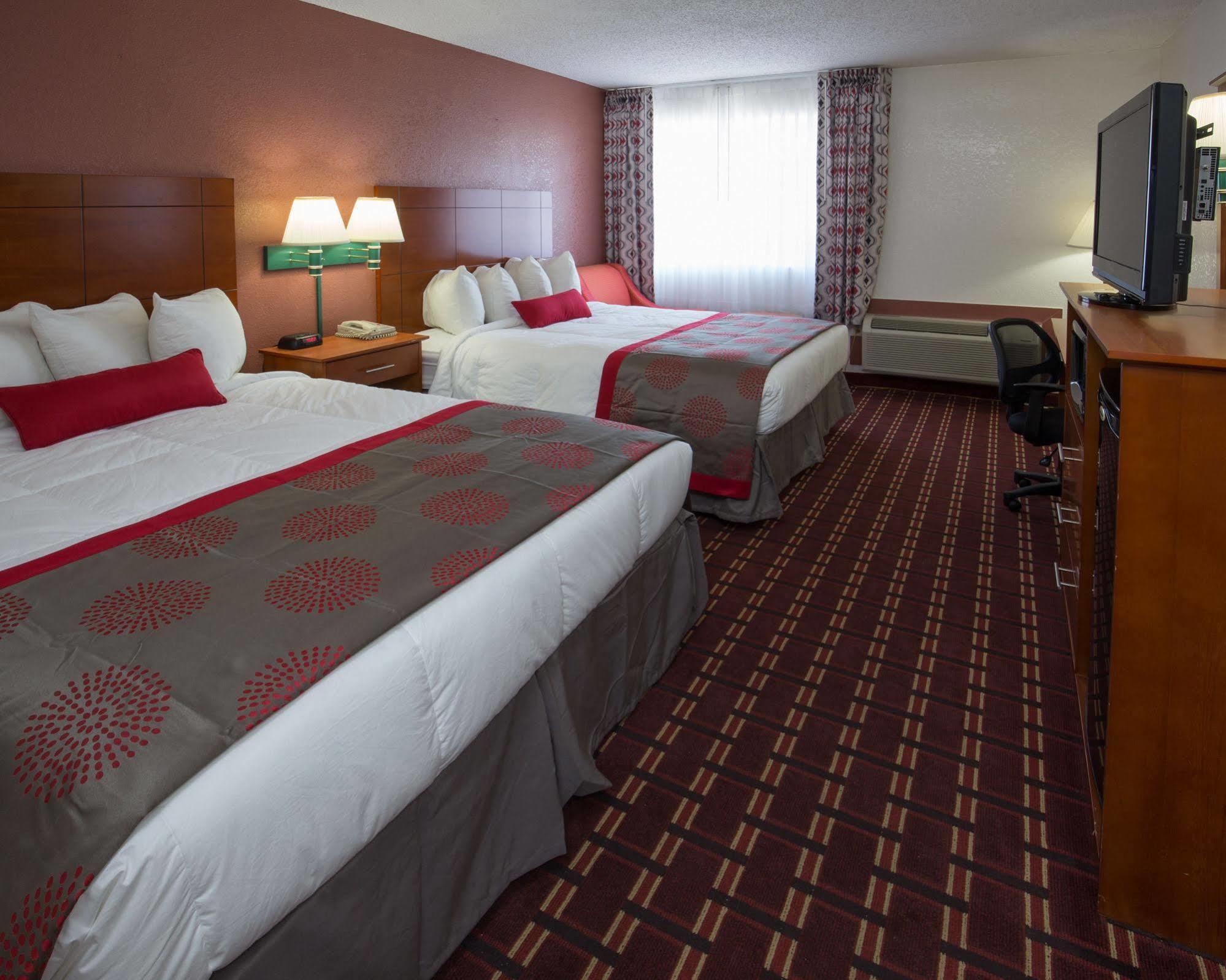 Ramada By Wyndham Medford Hotel & Conference Center 외부 사진