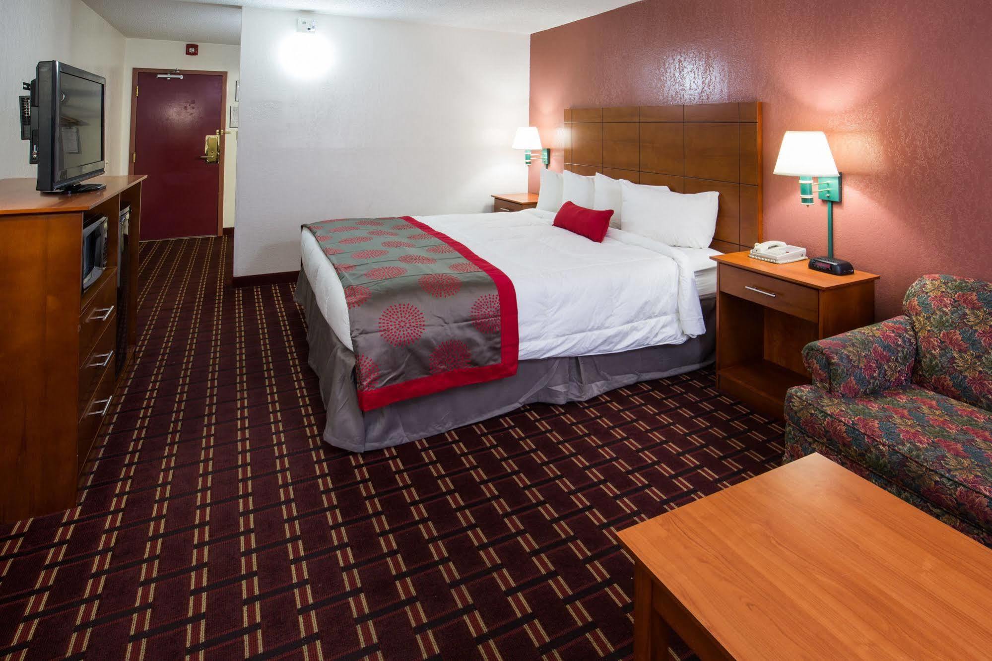 Ramada By Wyndham Medford Hotel & Conference Center 외부 사진