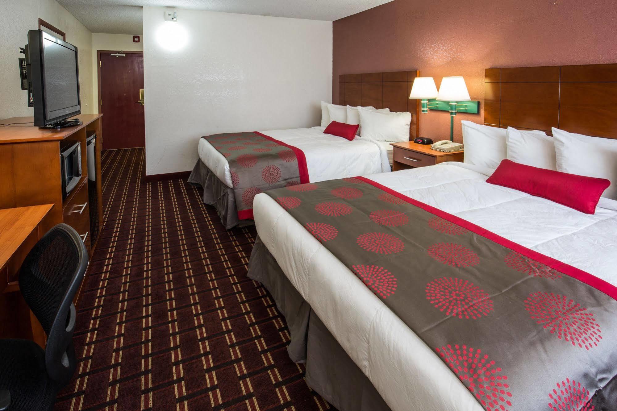 Ramada By Wyndham Medford Hotel & Conference Center 외부 사진