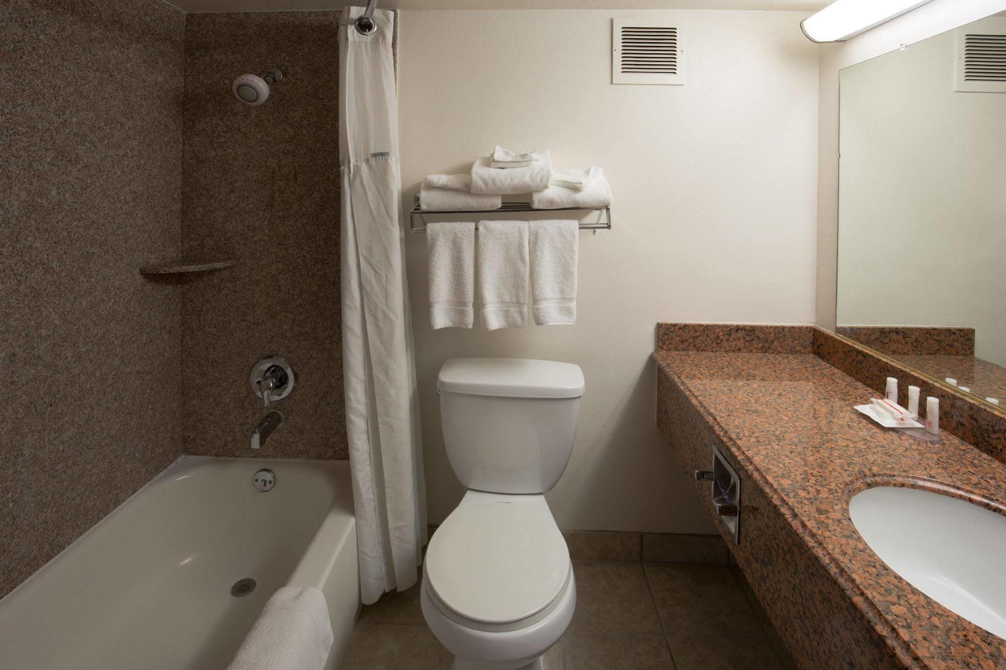 Ramada By Wyndham Medford Hotel & Conference Center 외부 사진