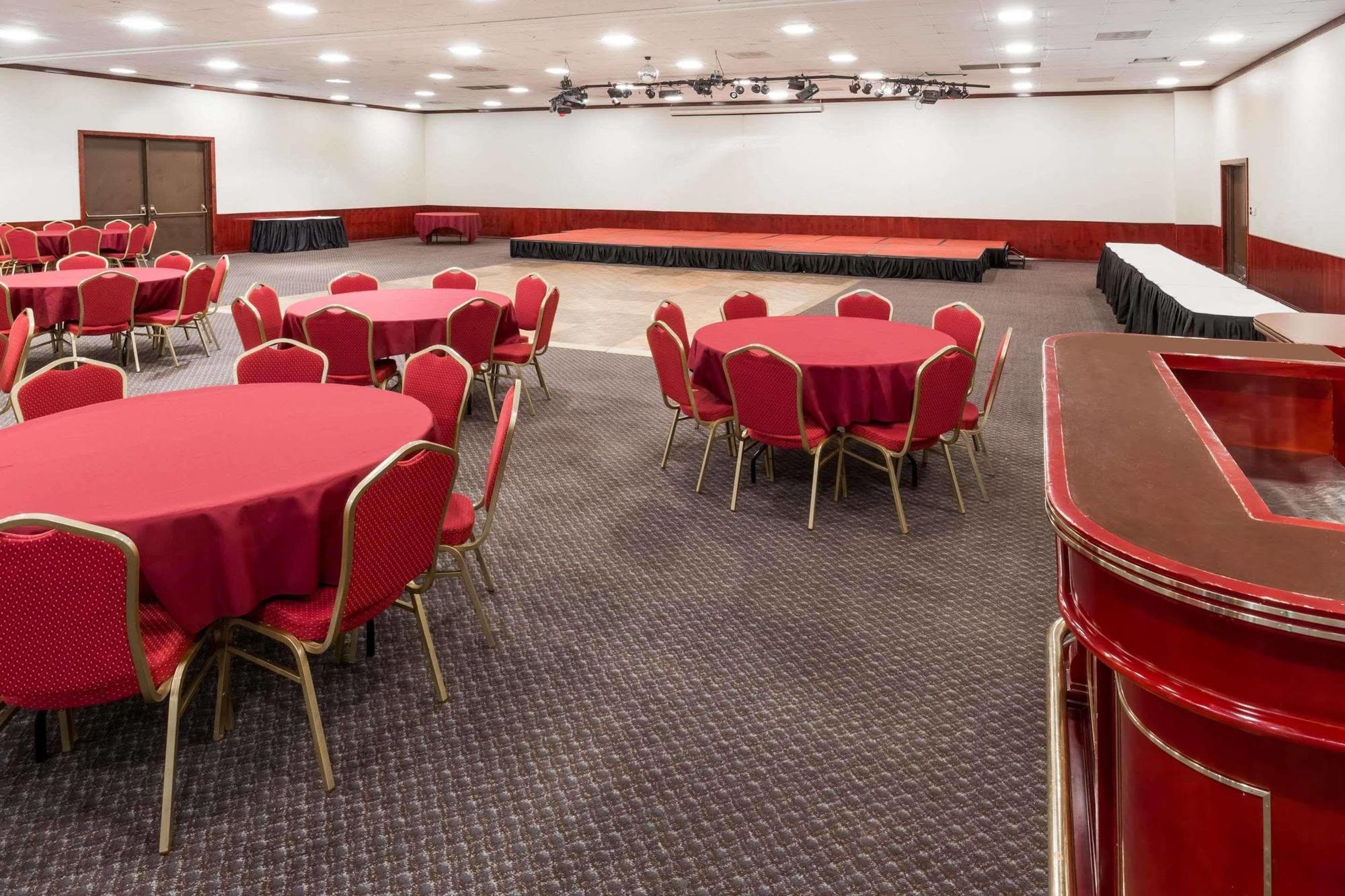 Ramada By Wyndham Medford Hotel & Conference Center 외부 사진