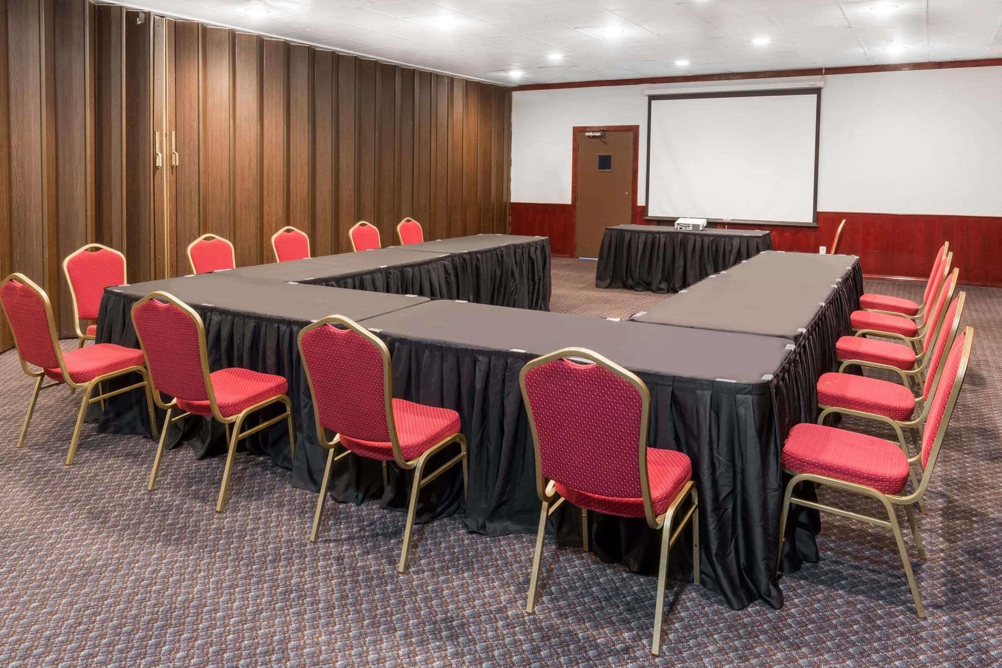 Ramada By Wyndham Medford Hotel & Conference Center 외부 사진