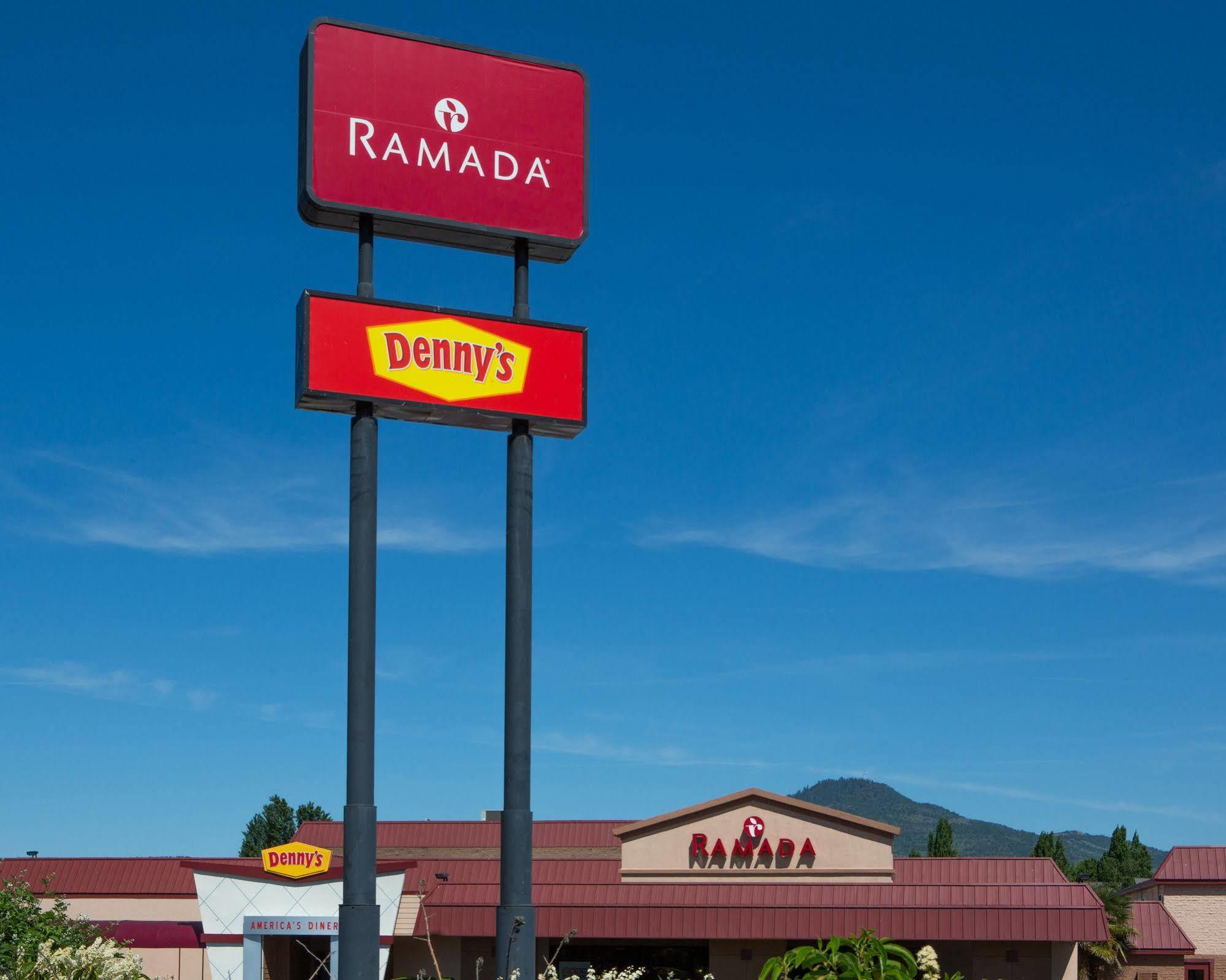 Ramada By Wyndham Medford Hotel & Conference Center 외부 사진