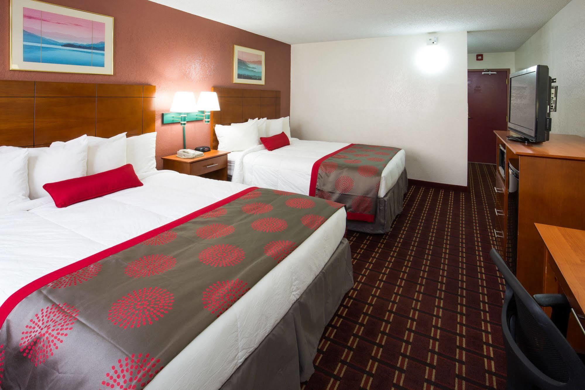 Ramada By Wyndham Medford Hotel & Conference Center 외부 사진