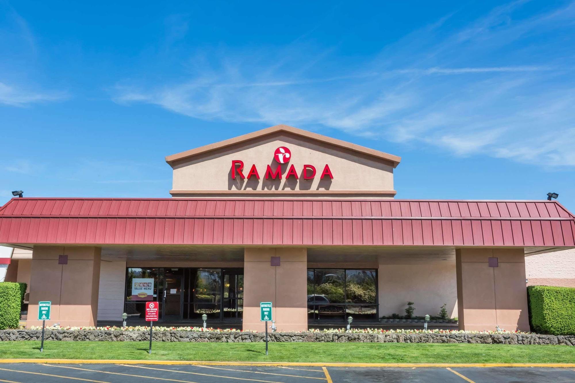 Ramada By Wyndham Medford Hotel & Conference Center 외부 사진