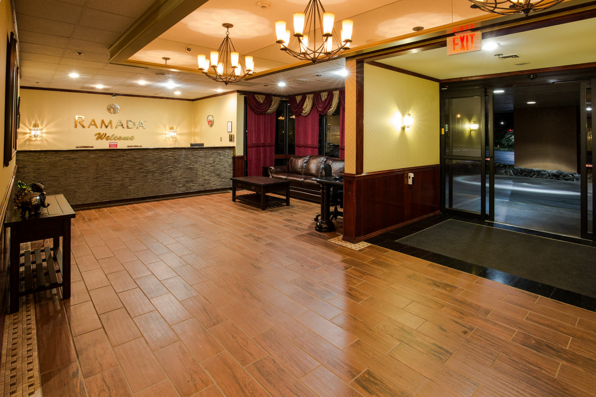Ramada By Wyndham Medford Hotel & Conference Center 외부 사진