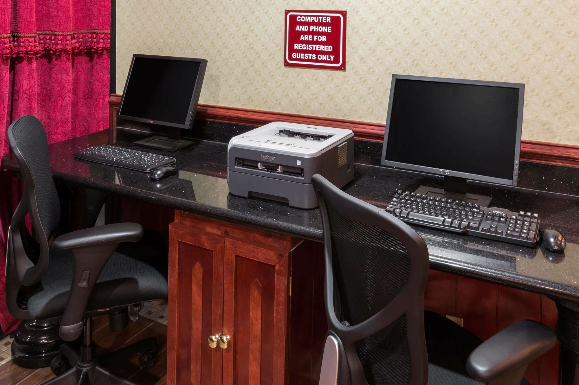 Ramada By Wyndham Medford Hotel & Conference Center 외부 사진